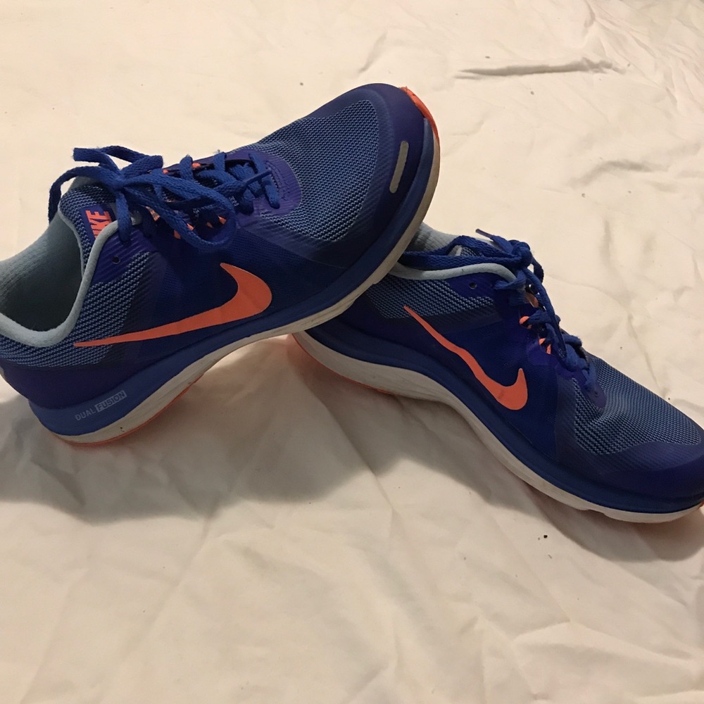 Nike dual fusion sneakers